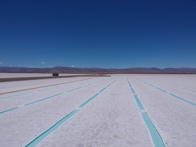 【Salinas Grandes｜地平線まで続く白の世界、自然がくれた特別なステージ】