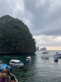 อ่าวมาหยา หาดสวยน้ำใสขึ้นชื่อ
