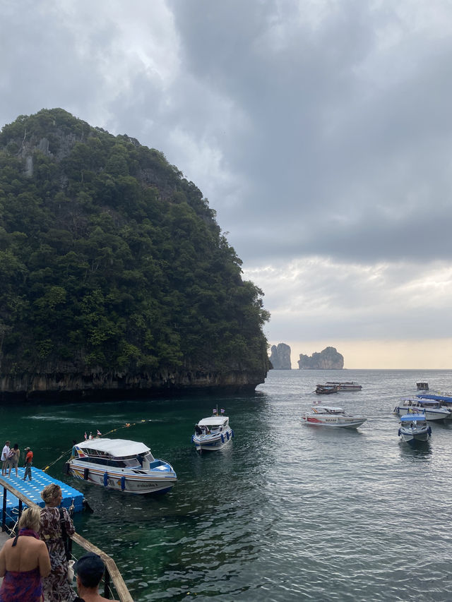 อ่าวมาหยา หาดสวยน้ำใสขึ้นชื่อ