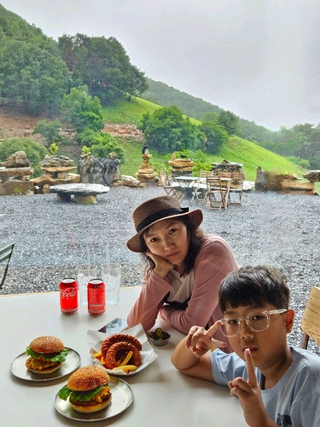 아름다운 평창의숲뷰와  수제버거의 환상만남