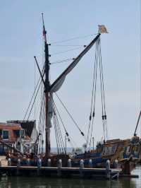 Volendam Vibes: Boats, Breezes, and Bright Houses