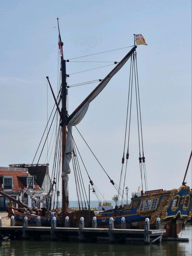 Volendam Vibes: Boats, Breezes, and Bright Houses
