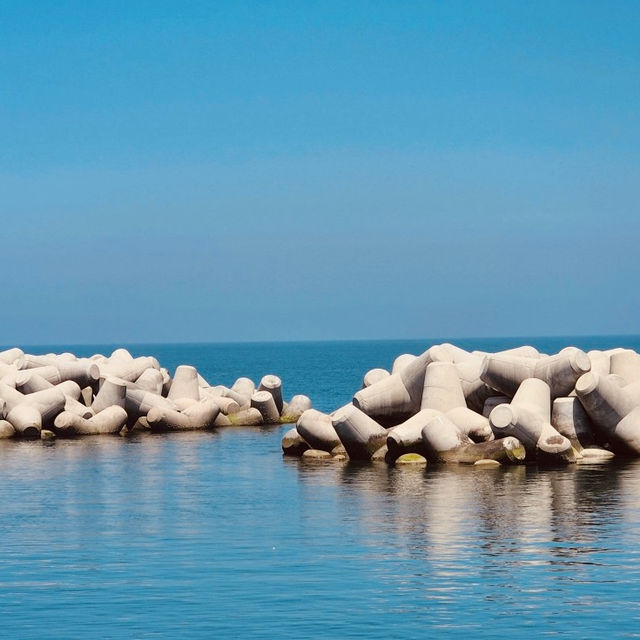 A Scenic Promenade with Ocean Views and Public Art