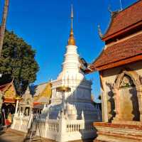 ไหว้พระนอนศักดิ์สิทธิ์ ณ วัดเก่าโบราณที่แม่ริม