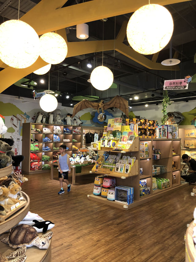 樂園中的精品店很多特別可愛的公仔🐯🦁🐻🐮