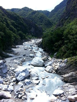 翡翠色的溪水流過大理石山谷