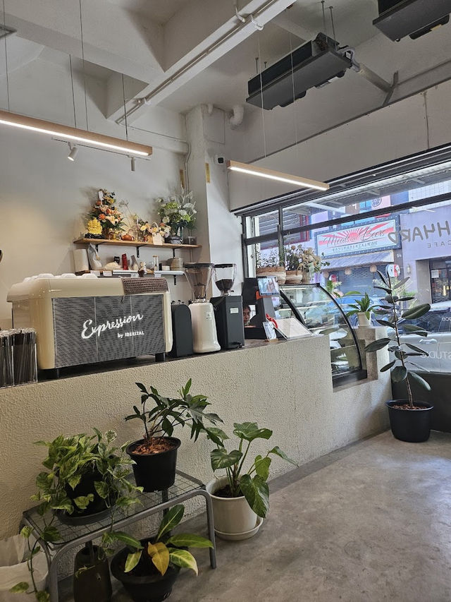 Highyard Cafe Hatyai, Earth-Toned Escape with Modern Soul
