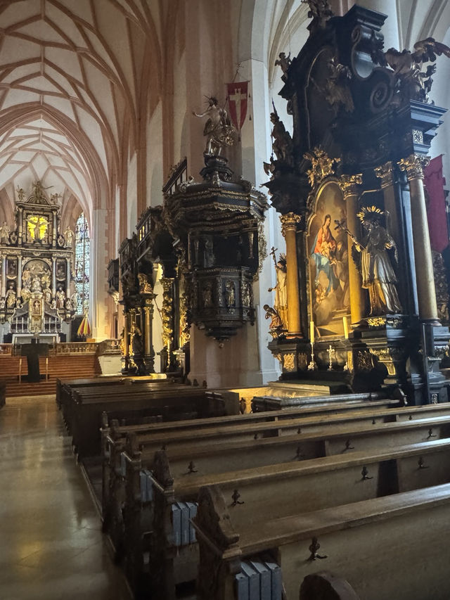 음악처럼 아름다운 결혼식의 무대가 된 성당 음악처럼 아름다운 결혼식의 무대가 된 성당