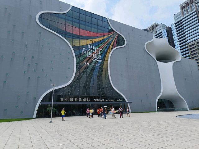 漫遊臺中國家歌劇院的靜謐時光。 漫遊臺中國家歌劇院的靜謐時光。