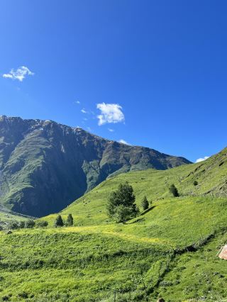 🏔 게르게티 삼위일체 교회 – 카즈베기의 하이라이트