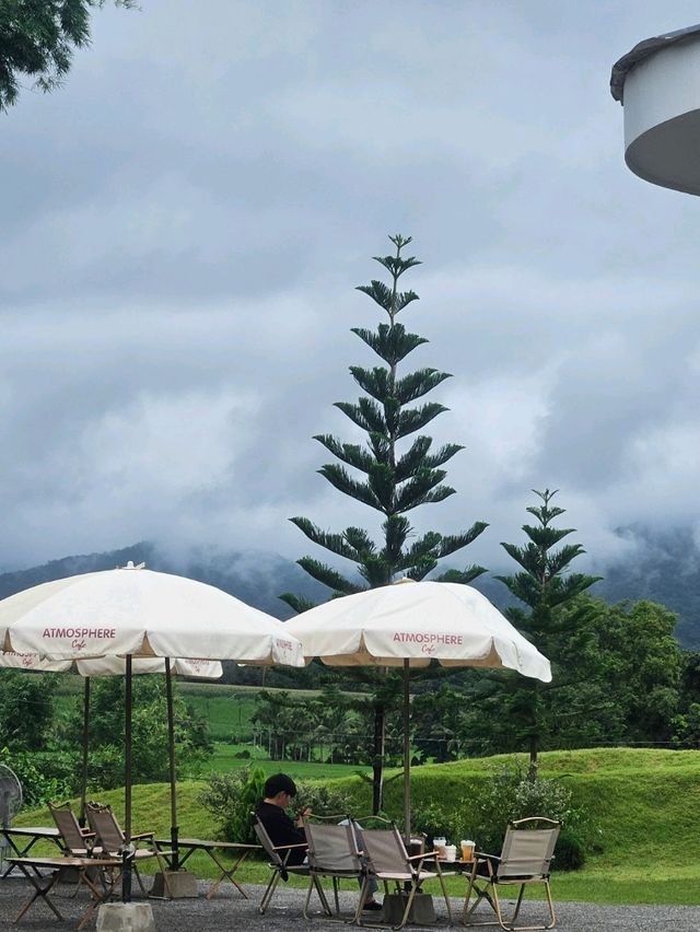 Atmosphere : คาเฟ่วิวภูเขาที่สวยจนอยากหยุดเวลา Atmosphere : คาเฟ่วิวภูเขาที่สวยจนอยากหยุดเวลา