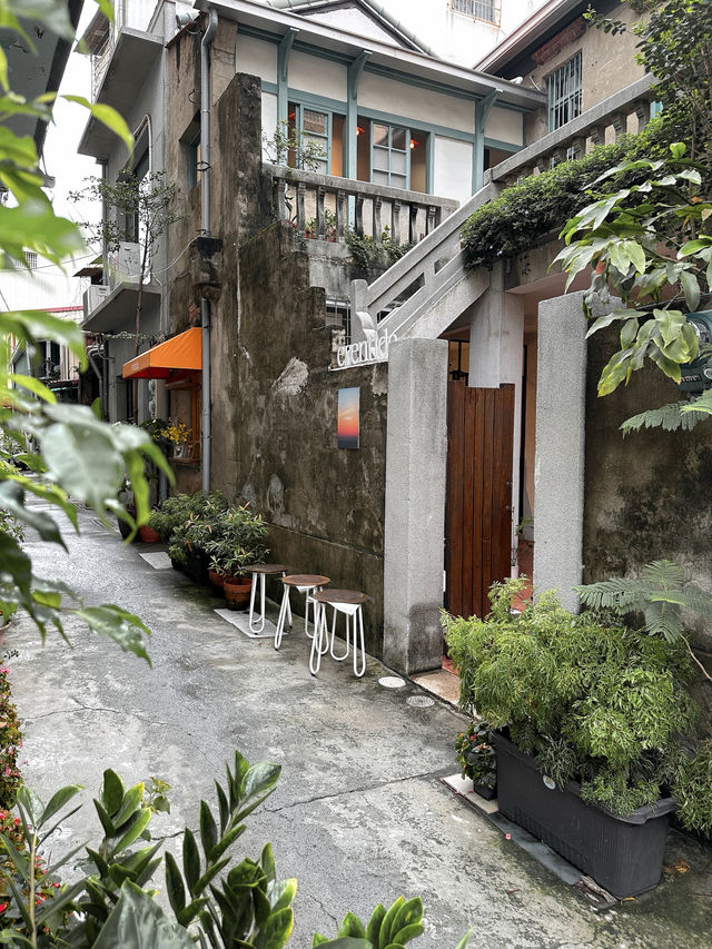 台南｜小巷裡發現老洋房花藝咖啡廳