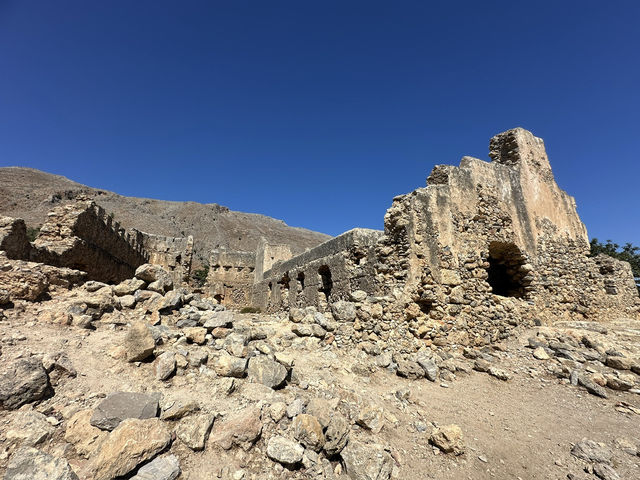 Stunning viewpoint and ancient castle in Loutro