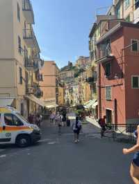 【Riomaggiore：彩色山城的黃昏浪漫 🌅】