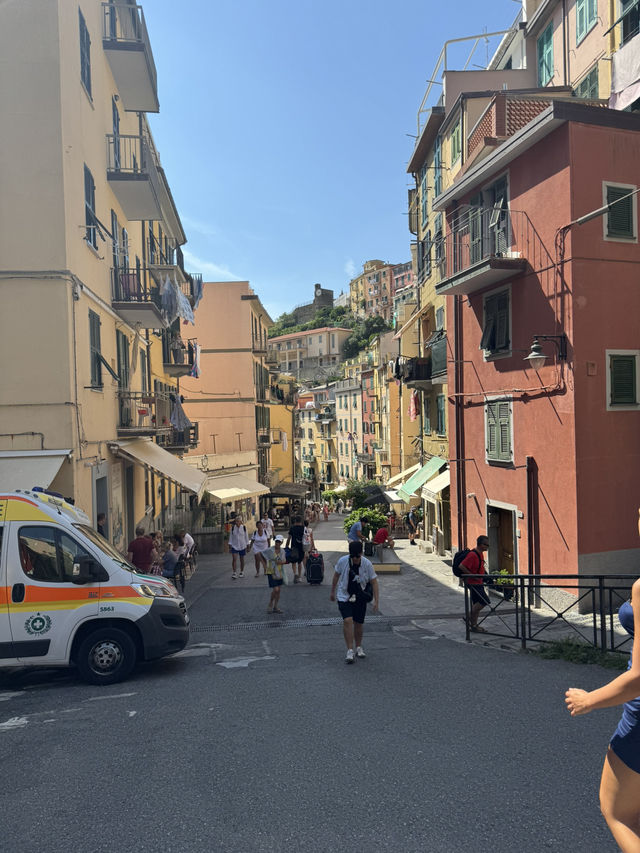 【Riomaggiore：彩色山城的黃昏浪漫 🌅】