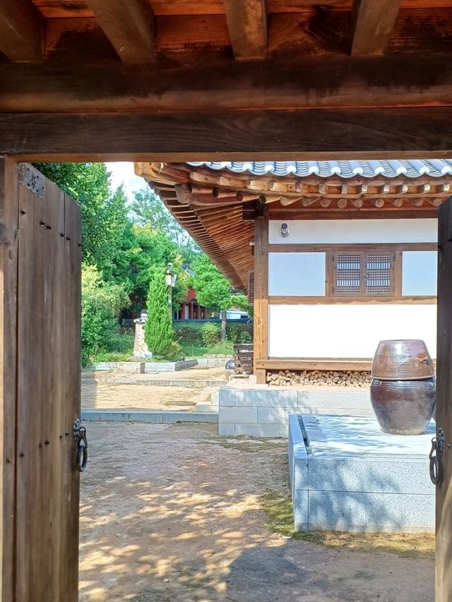단정한 한옥 건물과 아름다운 정원이 조화를 이루는 휴식 공간