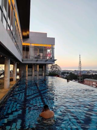 ZHM Premiere Padang 的天空泳池：天地之間的鏡像