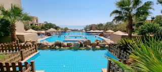 🛏️ 入住體驗

死海假日酒店度假村旨在為您打造真正的放鬆體驗。多個泳池可飽覽死海的壯麗景色。公共區域寬敞整潔，佈局合理。客房乾淨整潔，設施齊全，環境靜謐，是追求舒適與私密完美平衡的理想選擇。

🌊 亮點：

🧂 私人死海沙灘：寬闊的沙灘，平靜的海水，是游泳和漂浮的絕佳地點。

🛁 死海水療中心：提供道地的死海泥療程，舒緩肌膚。

🍽️ 豐富多樣的早餐和晚餐選擇：國際和中東風味美食。

🌇 令人難忘的死海日落美景。

🏖️ 日光躺椅和池畔酒吧：是您放鬆身心的理想之選。

📍 度假村入住地點：

📸 私人沙灘區。通往水邊的台階

🌴 主樓前的棕櫚樹環繞的花園角落

🧱 大廳露台上的中東風格石牆

☕ 傍晚時分的海濱咖啡廳露台

🌅 無邊際泳池旁的日落觀景點

🚗 如何前往死海假日酒店度假村

從安曼出發

私家車/計程車：約 50-60 分鐘。這是最直接、最清楚的路線。

租車：死海公路路況良好，度假村內有充足的停車位。

度假村接駁車服務：需提前預訂。適合不想自駕的客人。

從阿麗亞皇后國際機場出發

直接計程車前往度假村：45-55 分鐘

機場租車：路線與從安曼出發相同。

📝 總結

這家度假村是尋求寧靜放鬆的海濱度假勝地的理想之選，為您提供完整的死海體驗。儘管度假村規模龐大，但佈局合理，確保每個區域都不會感到擁擠。

⭐ 標籤

#死海假日酒店 #死海度假村 #約旦旅遊 #洲際酒店集團 #死海休閒 #死海景 #酒店點評 #約旦旅遊 #死海體驗