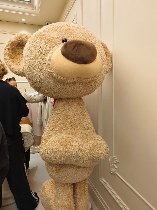 すべてのドリンクに「密航者」のテディベアがくっついてくる上海の
