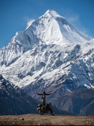 尼泊爾安娜普爾納環線健行🇳🇵🏔️

安娜普爾納環線健行是尼泊爾最傳奇的健行路線之一,帶您穿越令人嘆為觀止的多樣地形-從鬱鬱蔥蔥的亞熱帶山谷和傳統的山村,到被喜馬拉雅山脈一些最壯麗山峰環繞的荒涼高海拔地區。

最大的亮點是穿越托隆山口(海拔5,416米/17,769英尺),它是世界上最高的徒步山口之一。站在山口之巔,被白雪皚皚的喜馬拉雅山脈環繞,將是終生難忘的體驗。 🏔️❄️

🌄 這條健行路線的獨特之處是什麼?

· 🏔️ 托隆山口:終極挑戰與亮點

· 🏞️ 馬南谷:壯麗的自然景觀與強烈的藏式文化

· 🛕 穆克蒂納特:印度教和佛教的聖地

· 🌊 卡利甘達基河谷:世界上最深的河谷之一

· 🏔️ 山景:安納普爾納峰 I、安納普爾納峰 II、安納普爾納峰 III、安納普爾納峰 IV、岡加普爾納峰、道拉吉里峰和魚尾峰

· 🌿 地形變遷:森林 → 瀑布 → 高山草甸 → 高海拔沙漠

🥾 行程時長

經典行程大約需要 12-18 天,具體時間取決於出發地、交通方式、適應性訓練天數以及是否安排其他行程。

📅 最佳季節

春季(3月至5月)和秋季(9月至11月)通常是欣賞清晰山景和享受舒適健行環境的最佳時期。

⚠️ 海拔高度至關重要:托隆山口海拔超過5400米,因此適應高海拔環境和保持合理的行進速度至關重要。喜馬拉雅山脈高海拔地區天氣變化莫測。

安娜普爾納環線不僅是一次健行,更是一次穿越變幻莫測的風景、體驗不同文化、欣賞地球上一些最壯麗山峰的旅程。 🇳🇵✨