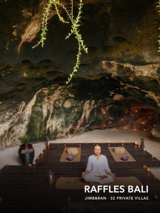 峇裡島萊佛士酒店是體驗峇裡島南部頂級奢華品牌酒店的絕佳之選,為您帶來私密而難忘的體驗。

飯店僅有32棟別墅,錯落有致地分佈在金巴蘭灣上方綠意盎然的山坡上。每棟別墅都擁有私人泳池、花園以及寬敞的空間,讓您彷彿置身世外桃源,遠離度假村的喧囂。這與努沙杜瓦大型海濱度假村截然不同。這裡的奢華以隱私、靜謐氛圍和專屬管家的貼心服務為核心。

清晨,您無需離開別墅,即可開啟美好的一天,漫步花園或前往海邊。飯店的招牌餐廳Rumari坐擁海灣美景,主打現代東南亞風味佳餚。最特別的體驗當屬“秘密洞穴”,這是一個天然空間,可用於私人用餐和冥想儀式。它不僅擁有令人嘆為觀止的視覺效果,更是個絕佳的度假勝地。飯店真正的優勢在於為每位賓客提供的專屬空間。

萊佛士酒店尤其適合情侶、蜜月旅行者以及那些渴望享受精緻服務卻又不想置身於大型度假村喧囂的旅客。您可以輕鬆地在酒店度過幾天,幾乎完全沉浸在酒店​​之中,然後前往烏布或巴厘島東部,開啟截然不同的旅程。

需要特別說明的是:飯店目前告知客人,附近的開發案可能會在白天產生一些噪音。預訂前,請諮詢飯店以了解最新情況,並討論您所選別墅的位置。與其滿懷期待地抵達後享受絕對的寧靜,不如事先做好充分的準備。

我的實用建議是:預訂遠離施工區域的別墅,提前預訂 Rumari 餐廳,並詢問 Secret Cave 餐廳目前的用餐模式和供應情況。欣賞日落時分,您可以選擇在度假村的私密空間,還是前往金巴蘭灣周圍熱鬧的氛圍中漫步。

對於這樣一間飯店,您最重視的是什麼:私人泳池、專屬管家服務,還是在別具一格的環境中享用一頓難忘的晚餐?

#峇裡島 #金巴蘭 #峇裡島萊佛士飯店 #豪華別墅 #峇裡島飯店 #奢華旅遊 #旅行瞬間
