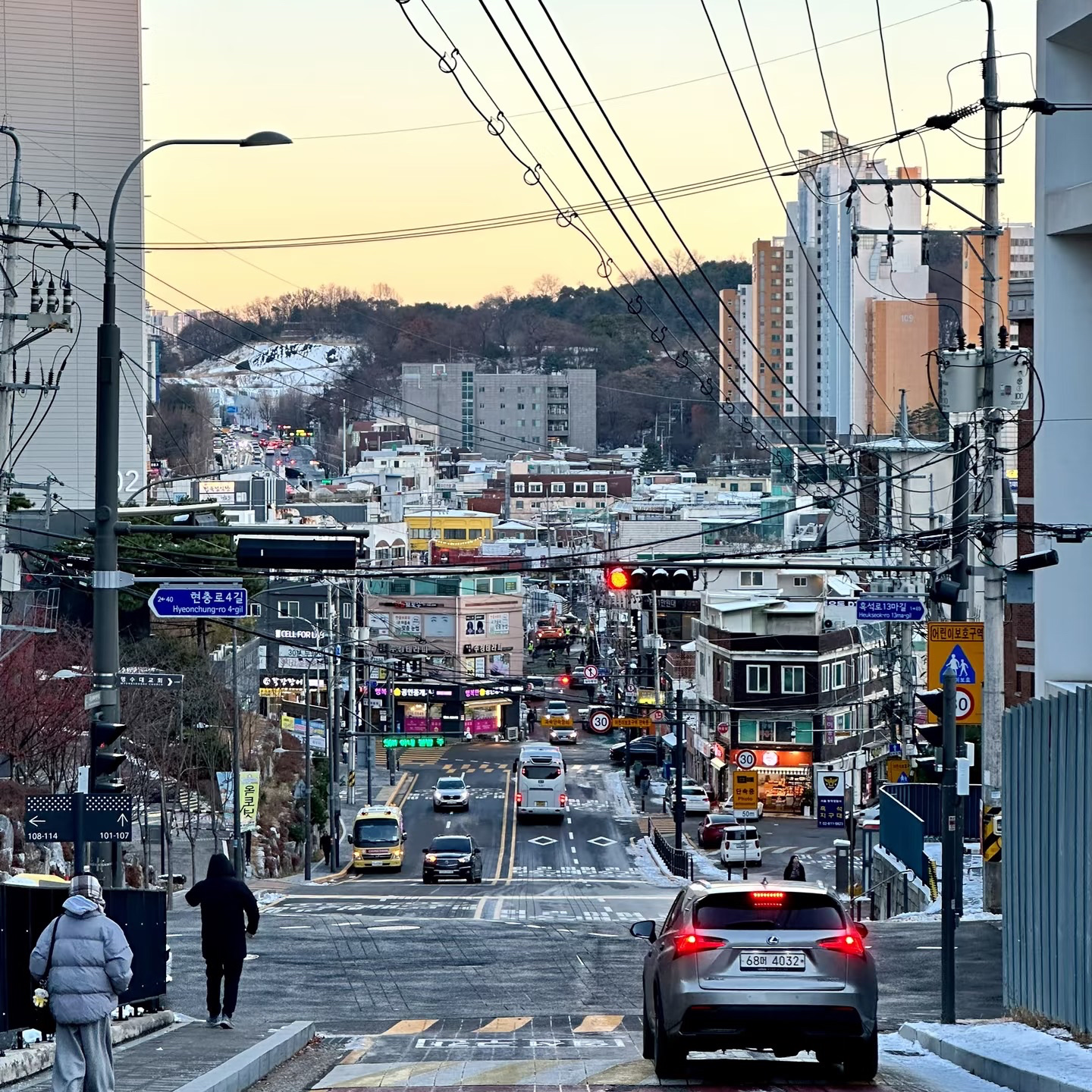 🇰🇷 Chuyến đi Seoul 4 ngày 3 đêm

Hướng dẫn cho người mới bắt đầu: Du lịch tự túc dễ dàng | Lưu trú tại Myeongdong

📱 Các ứng dụng cần thiết

🗺️ Naver Map — Chỉ đường / Tàu điện ngầm
🚕 Kakao T — Gọi taxi
🗣️ Papago — Dịch thuật
💳 T-money — Di chuyển bằng tàu điện ngầm & xe buýt

⸻

🗓️ NGÀY 1 | Myeongdong → Tháp Bắc Seoul

✈️ Đến sân bay Incheon
→ 🚆 Xe buýt AREX / Xe buýt sân bay đi Seoul
→ 🏨 Myeongdong - Nơi gửi hành lý

🍜 12:00 Ăn trưa

🛍️ 13:30 Phố mua sắm Myeongdong
Mua sắm + Ẩm thực đường phố

☕ 16:00 Quán cà phê / Nghỉ ngơi

🗼 17:30 Tháp Bắc Seoul
Ngắm nhìn Seoul về đêm

🌃 19:30 Trở về Myeongdong

🍢 20:00 Dạo quanh + Ẩm thực đường phố

🏨 Nghỉ đêm tại Myeongdong

⸻

🗓️ NGÀY 2 | Cung điện → Bukchon → Insadong

🍳 08:00 Ăn sáng

🚇 Myeongdong
→ Cung điện Cảnh Phúc 景福宫

👑 09:00–11:00 Tham quan hoàng cung

🚶 11:15
→ Làng Bukchon Hanok 北村韩屋村

📸 11:30–12:30 Chụp ảnh

🍜 12:30 Ăn trưa

🚶 14:00
→ Insadong 仁寺洞

☕ Cafe + Mua sắm quà lưu niệm

🌆 17:00
→ Trở về Myeongdong

🍗 18:30 Ăn tối

🛍️ 20:00 Mua sắm tại Myeongdong

⸻

🗓️ NGÀY 3 | Seongsu → Rừng Seoul → Dongdaemun

☕ 08:00 Ăn sáng

🚇 Myeongdong

→ Seongsu

☕ 09:30–12:00
Quán cà phê + Dạo quanh Seongsu

🌳 12:00

→ Rừng Seoul

🍜 13:00 Ăn trưa

🚇 15:00

→ Dongdaemun

🏙️ 15:30–18:00
DDP + Mua sắm

🍜 18:30 Ăn tối

🚇 20:00 Trở về Myeongdong

⸻

🗓️ NGÀY 4 | Mua sắm → Sân bay

🍳 8:00 Ăn sáng

🛍️ 9:00 Mua sắm quà lưu niệm cuối cùng ở Myeongdong

🏨 11:00 Trở về khách sạn → Lấy hành lý

🚇 Đi đến Ga Seoul

→ 🚆 AREX
→ Sân bay Incheon

✈️ Trở về Thái Lan

⸻

🚇 Hướng dẫn du lịch cho người mới bắt đầu

1. Mở Naver Map
⬇️
2. Nhập tên địa điểm
⬇️
3. Chọn 🚇 Tàu điện ngầm
⬇️
4. Kiểm tra tuyến tàu điện ngầm + ga
⬇️
5. Kiểm tra lối ra trước khi rời ga

⭐ Ghi nhớ các bước này và bạn có thể tự đi du lịch

Myeongdong = Nơi lưu trú chính 🏨
Tàu điện ngầm = Phương tiện giao thông chính 🚇
Naver Map = Ứng dụng dẫn đường 🗺️
Kakao T = Taxi 🚕
Papago = Ứng dụng dịch ngôn ngữ này 🗣️
T-money = Thẻ du lịch 💳