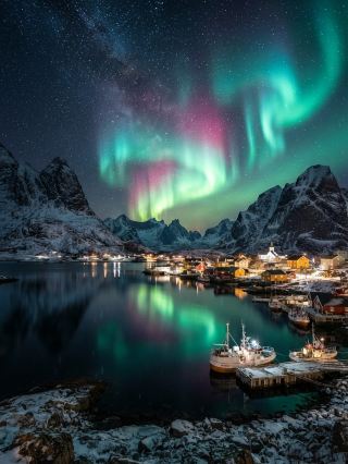 シェレフィヨルド（Kjøllefjord）は、間違いなく忘れられない極地の村体験になります！ここはノルウェー北部に位置する、ヨーロッパ大陸最北端の村の一つで、一年を通して。