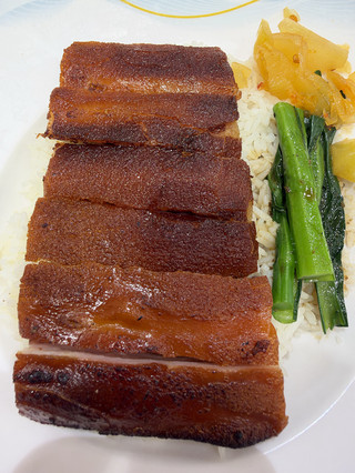 Must-try crispy suckling pig and signature roast goose 🐖🪿 Traditional Cantonese roast meat flavor 🍖🍗 Jiang Ji Roast Goose Ice Room 🍽️
