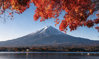 Review of Lake Kawaguchiko: Enjoy the stunning autumn foliage with Mount Fuji in the background – a spectacular cinematic experience in Japan 🏔️🍁✨
