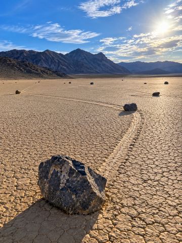 🪨🌵 หินที่เคลื่อนที่เองบนพื้นทะเลทราย — Death Valley, สหรัฐอเมริกา �