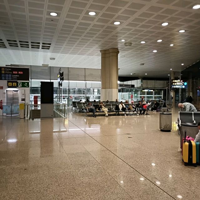 Barcelona T2 - small and convenient 