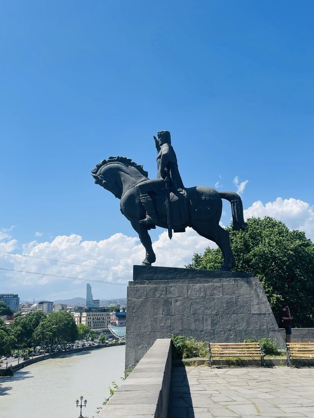 【ジョージア🇬🇪/トビリシの創始者『ワフタング・ゴルガサリ王の像』】