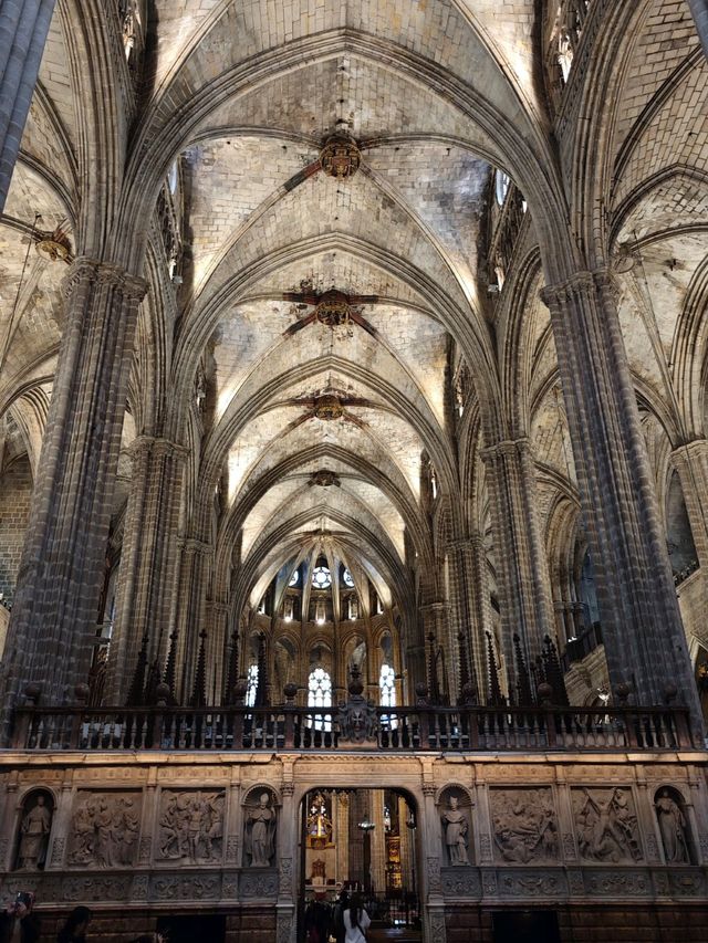 Cathedral of Barcelona: A Glimpse into Gothic Grandeur ⛪✨