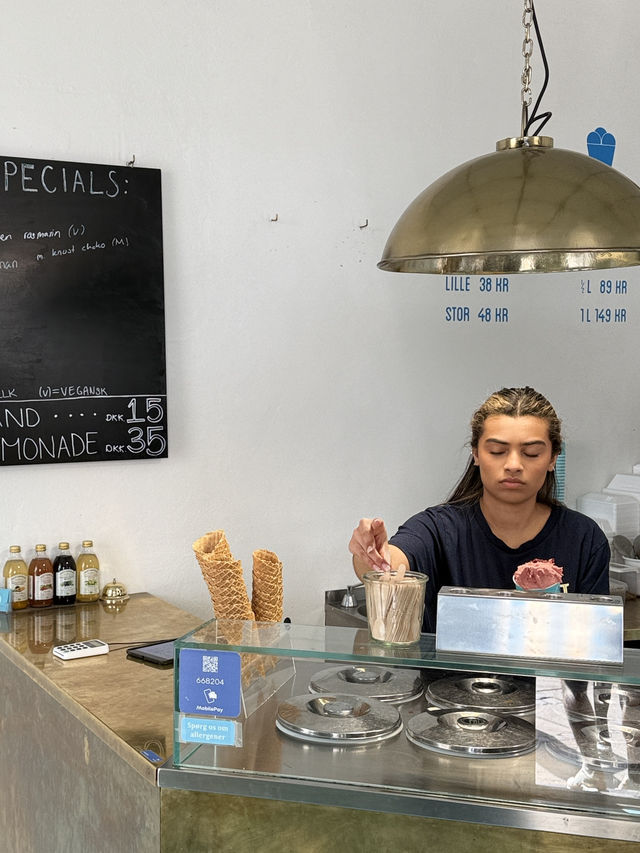 Spotlighted sorbet & ice-cream at Isoteket 🍦🍨