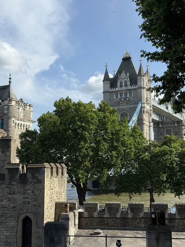 A Comprehensive Guide to the Tower of London 🏰
