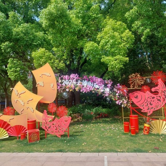 Little parks in Shanghai, little water worlds in the heart of the city