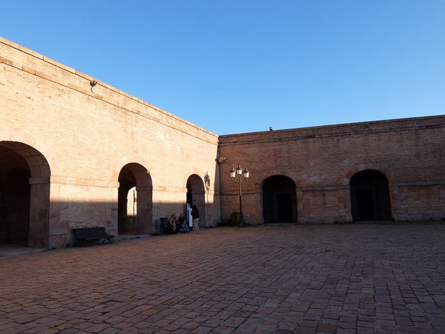【バルセロナ】🏰歴史と絶景が交差する場所、ムンジュイック城🌄✨