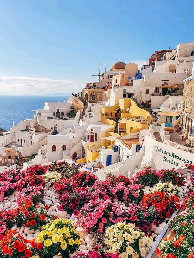 🌅 Where Sunsets Kiss the White Walls – Oia, Santorini, Greece