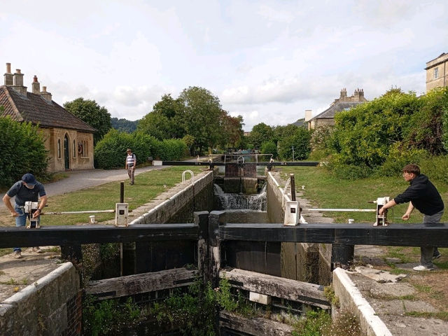 A walk starting at the railway station in Bath 