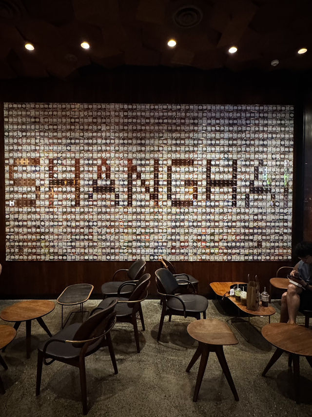 Самый большой Starbucks Shanghai  Самый большой Starbucks Shanghai