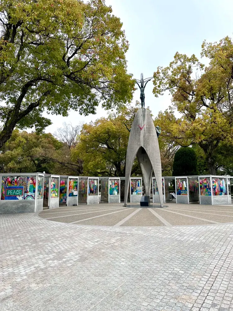 어린이 평화 기념비(Children’s Peace Monument) - 히로시마의 어린이 위령비。
