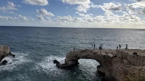 跟著 Trip.com，解鎖拉納卡自然秘境：格雷科角·海蝕洞·愛之橋輕徒步體驗 — traveler post in 拉納卡