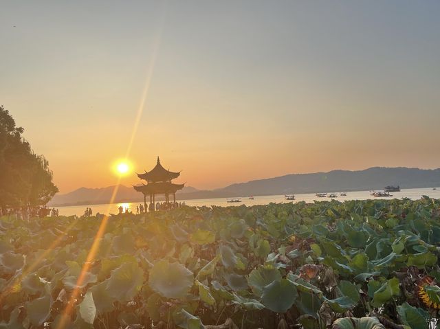 Hangzhou’s Stunning West Lake 