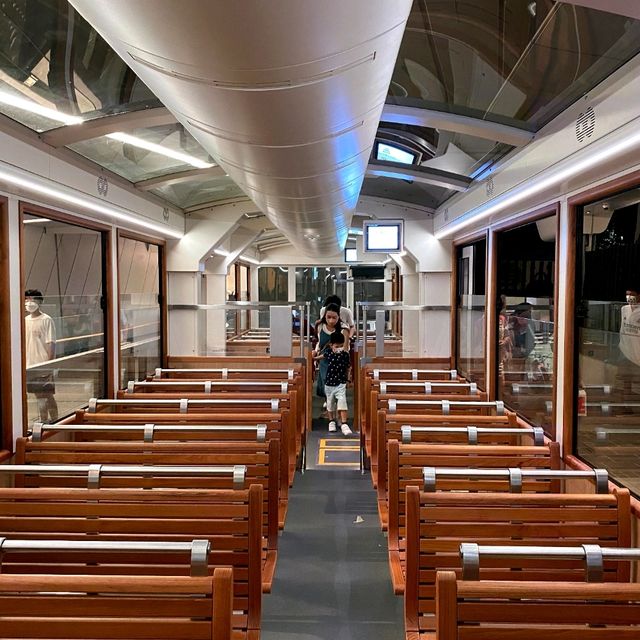 乘六代山頂纜車 賞百萬維港夜景