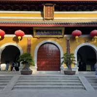 The yellow walls of the Shangtianzhu Temple 