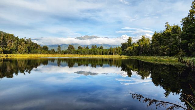 Enjoy the perfect view of Snowy Mountains at Lake Matheson.