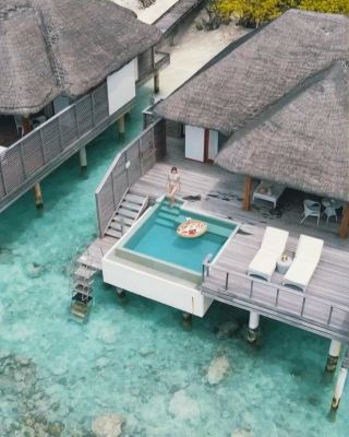 Paradise Found: Barefoot Luxury in the Maldives 🏝️🌅