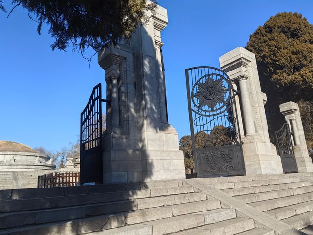 民國大總統— —袁世凱墓