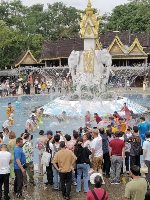 Travel to Xishuangbanna in March and April to experience the Water-Splashing Festival