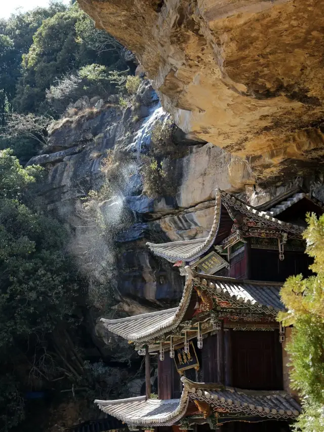 Shibao Mountain's Baoxiang Temple in Jianchuan is a place where the wind soars a thousand ren high, and the pavilions are bathed in flowing red